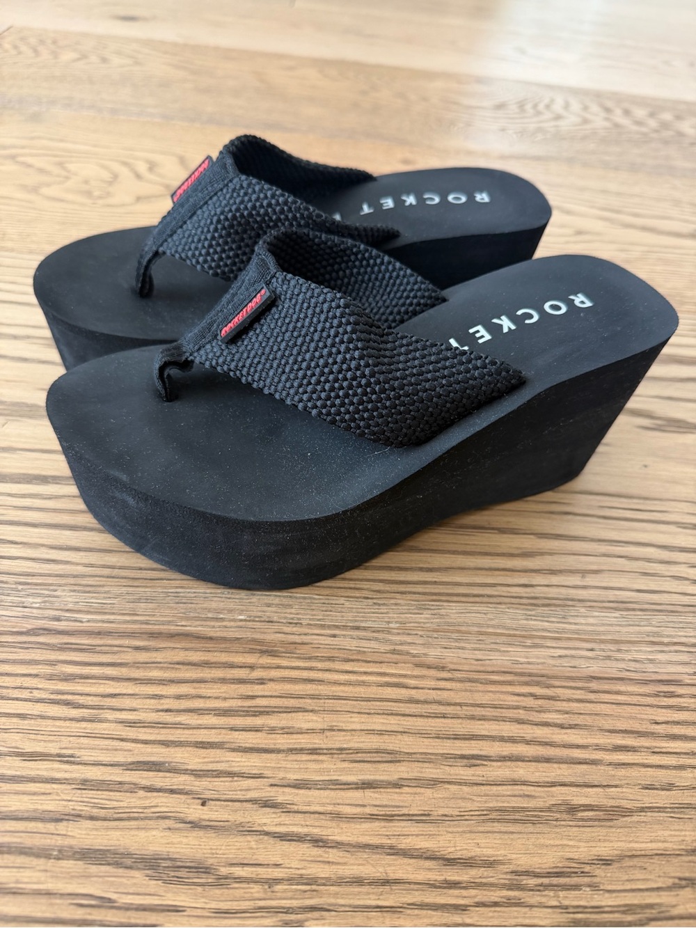 Rocket Dog Black Platform Flip Flop Sandals - Picture 3 of 4